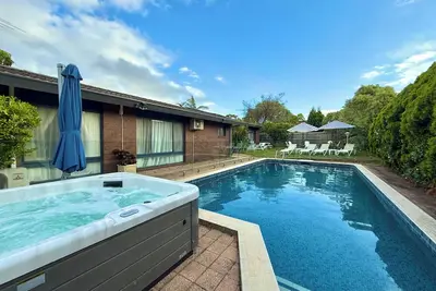 Image de The Regency | Luxury Family Poolside Villa Brighton Beach