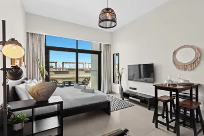 Image de Oxford Boulevard 203 · Onyx Studio with Fantastic Pool View in Jvc