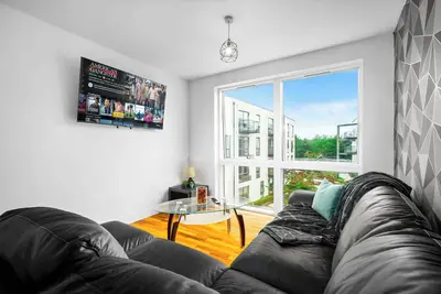 Image de Cosy 2 Bed Apartment with parking with a wide range of local amenities.