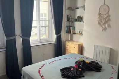 Image de Appartement au coeur de Paris dans une rue historique.