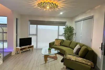 Seaviews central with Airport Proximity\"