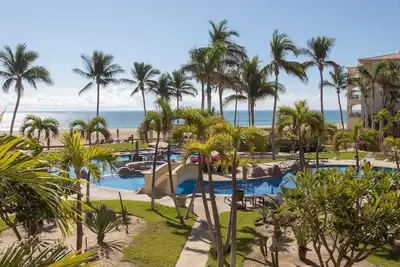 Image de Condo Mananitas, Unbelievable remodel right on the beach, best of beachfront liv