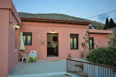 Image de Maison de vacances 'House For Rent In Apostolous' avec vue montagne, jardin privé et Wi-Fi