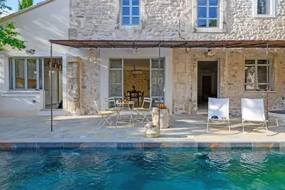 Image de Maison rénovée à Maussane avec piscine et patio