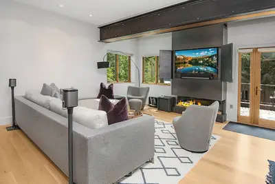 Image de Newly remodeled modern home. Easy walk to free bus shuttle.