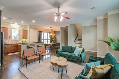 Image de Chic & Central 3-Bd Townhouse, Mins to Dt