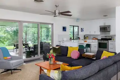 Image de South Central Austin Luxe Home - Creekside Gem