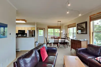 Image de Pooch-Approved 2br w/snazzy ensuites; 30+ days, and live like a local!