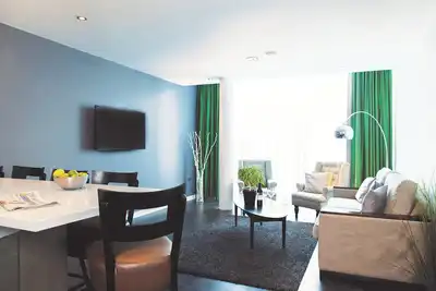 Image de One-Bedroom Luxe Apartment 12 (Sleeps 5)