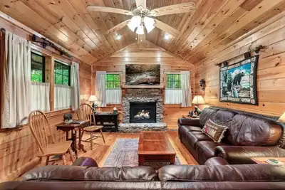 Image de Copper Ridge Log Cabin Rv/Boat/Trailer parking