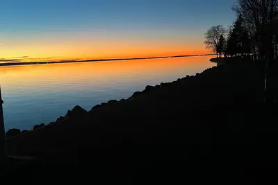 Image de Spacious 4-bedroom lakefront house on Houghton Lake with beach and tiki bar