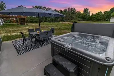 Image de Brand New House with Hot Tub! Gameroom! Workspace!
