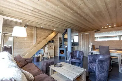 Image de 270m des commerces, Rez-de-chaussée, balcon, cheminée ou poêle à bois, parking, télévision
