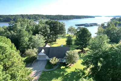 Image de The Lakehouse at Ky Lake, waterfront, private dock. gentle private yard.