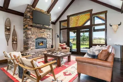 Image de Huge Chalet - Epic Views, Theater, Hot Tub, & Gym!