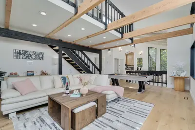 Image de Luxury 4-bedroom house with Spa, Pool Table, and Amazing views! Close to Campus!