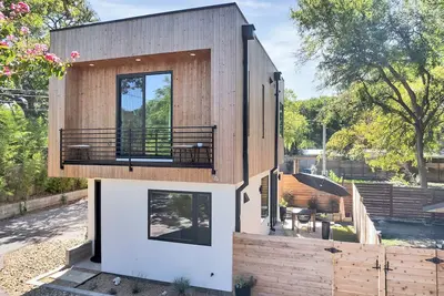Image de Stylish Minimalist Retreat: Central Austin, Tree-Top Views, Walkable to Mueller