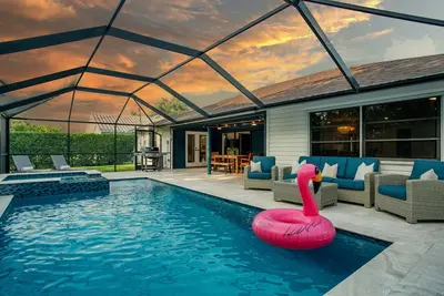 Pink Palm Villa~Heated Salt Pool~5 min to beach