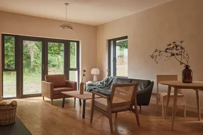 Image de Yarn - Romy is a spacious luxury suite king size bed, bathroom & living/kitchen