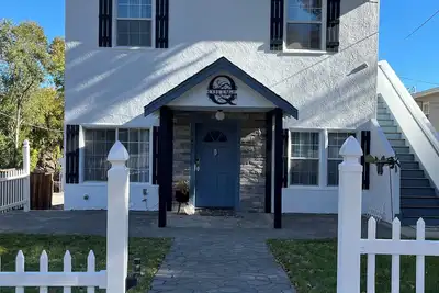 Image de Charming 1-bedroom upper unit. Renovated home walking distance to shops & eats