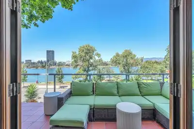 Image de Lakeside Luxe Stay: Perfect Bay Area Getaway