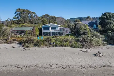 Image de Beachfront Sanctuary - Parapara Holiday Home