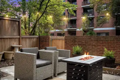 Image de Luxurious Townhome ★ Heart of Arlington ★ Family-Friendly