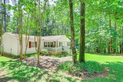 Image de Pet-Friendly Sparta Retreat: Porches & Fire Pit!