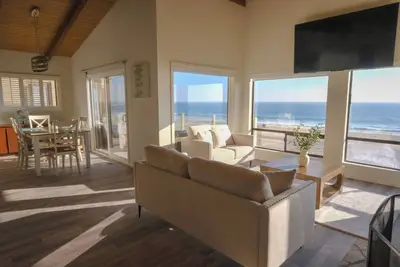 Image de Luxury Beachfront Home with Amazing Patio
