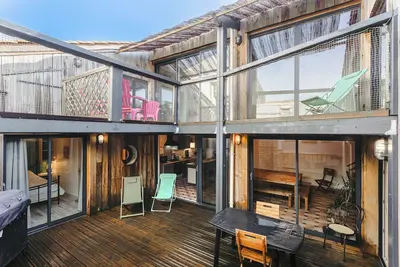Image de Maison de vacances 'Couleur Patio, Loft Atypique, Sauna' avec terrasse privée, balcon et Wi-Fi