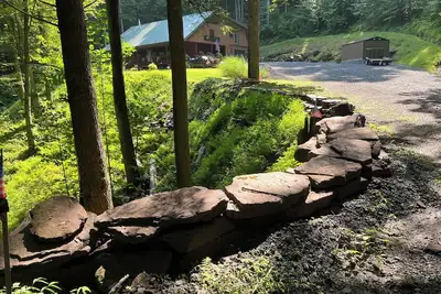 Image de Luxury cabin located for easy access to Utv\/Atv trails and snowmobile trails.
