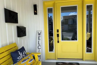 Image de Beautifully Updated, 3br 2ba Elegant Coastal Getaway, Walk to the beach! 🐚
