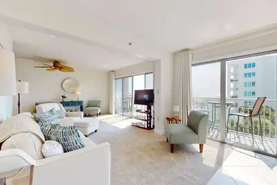 Image de Gorgeous beachfront condo, shared pool and beach access