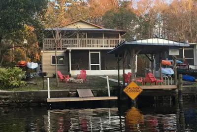 Image de Spacious home on clear canal just a few houses from the main river includes kayaks and pool table!