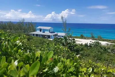 Image de Wake Up to Paradise: Oceanfront Home with Unmatched Views and Serenity