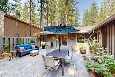 Image de Beautiful remodeled home in peaceful setting with hot-tub, close to golf course