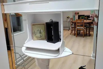 Image de This cozy apartment is centrally located. Subway station opposite.