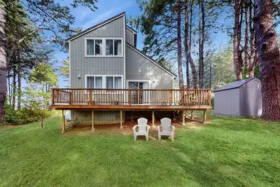Image de Dog-friendly home with ocean view & large deck - walk to beach & golf