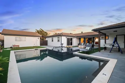 Image de Elegant Pool Villa In Mount Helix, close to Dt!