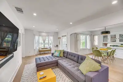 Image de Los Angeles Family Home w\/ Deck ~ 7 Mi to Downtown