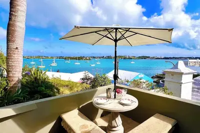 Image de Stunning Harbour-View 2br/2ba Apartment – Steps from St. George’s Town