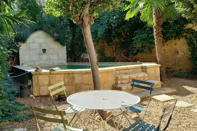 Image de Chambre de charme, piscine, jardin soleil et ombre, 17 kms d'Arles et de Nîmes.