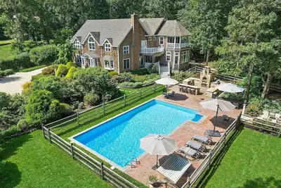 Image de Opulent Watermill Retreat: Exclusive Estate with Gourmet Kitchen & Outdoor Oasis