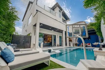 Image de Luxury Montrose Pool Home Villa