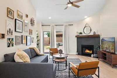 Image de Cozy and Stylish Home, Convenient Location, Putting Green and Grill
