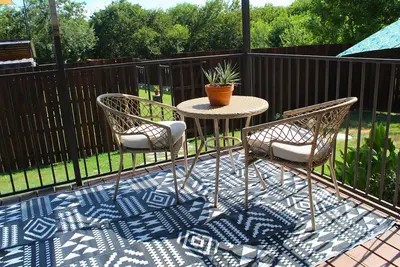 Image de Spacious 2-bedroom house in lovely Buda with fitness room, office, and 2 patios!