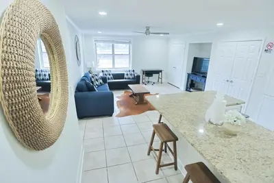 Image de Luxury on a Budget | Centrally Located Gem