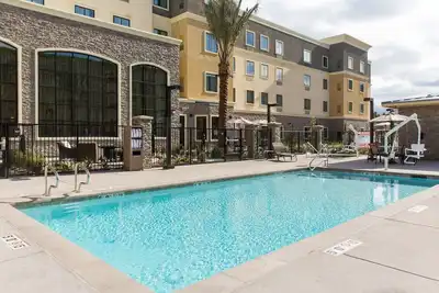 Image de King Suite. Free Breakfast. Pool & Hot Tub. Gym. Close to Amazon!