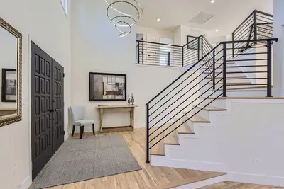 Image de Luxury 5-bedroom House with numerous Outdoor Spaces & Private Office