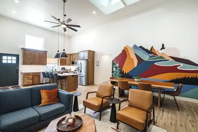 Image de Spacious w/King Beds, Hot Tub, Easy Walk Downtown